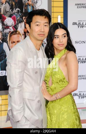 LOS ANGELES, CA - 01 AOÛT : (G-D) Simu Liu et Jade Bender assistent à la première de Sony Pictures « Bullet train » à Los Angeles, au Regency Village Theatre sur 01 août 2022, à Los Angeles, en Californie. Crédit : Jeffrey Mayer/JTMphotos/MediaPunch Banque D'Images