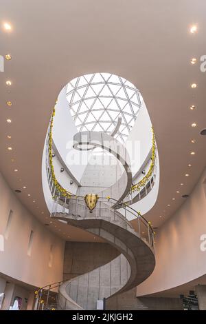 Saint-Pétersbourg, Floride 14 janvier 2021 : intérieur du musée Salvador Dali et célèbre escalier en spirale avec horloge fondue caractéristique Banque D'Images