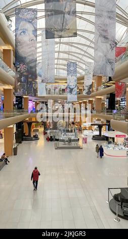 Une belle photo à l'intérieur du centre commercial Aplus avec des gens et des magasins à Atakoy, Istanbul, Turquie Banque D'Images