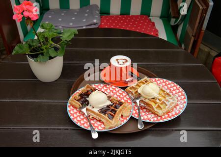 Gaufres frisonnes avec glace dans la glace et gaufre, Nieblum, Föhr, Frise du Nord, Mer du Nord, Îles de la Frise du Nord, Parc national de la mer des Wadden, Parc national du Schleswig-Holstein, Schleswig-Holstein, Allemagne Banque D'Images