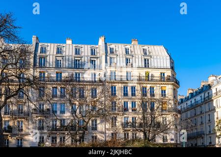 Paris, façade typique, beau bâtiment, vieux toits de zinc rue Saint-Ambroise Banque D'Images