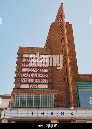 L'emblématique façade d'entrée en bord de mer art déco du parc d'attractions Dreamland à Margate Kent Angleterre Royaume-Uni - panneau de conception d'architecture de bord de mer Banque D'Images