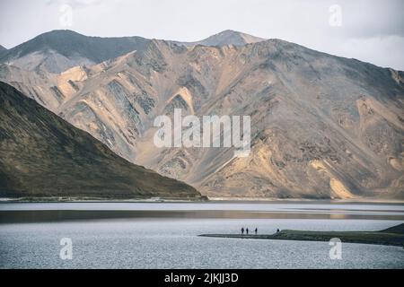 Un beau paysage de montagne entouré par le lac de Pangong à Ladakh Banque D'Images