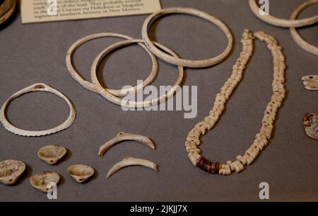 Bijoux Anasazi faits d'os d'animaux, de bois et de coquillages de pendentifs, de bracelets et de perles de collier. Parc national de Mesa Verde, Colorado Banque D'Images