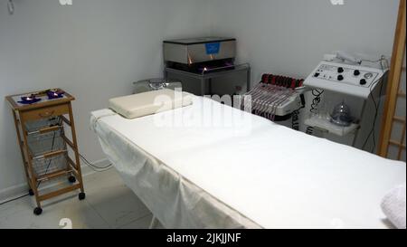 L'intérieur de la salle de massage, table de massage dans le spa, soins de la peau. Banque D'Images