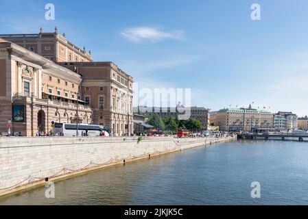 Stockholm, Suède - 26 juin 2022: Opéra royal suédois, suédois: Kungliga Operan, situé dans le centre de la capitale de la Suède, Stockholm, dans le quartier de Norrmalm, en été ensoleillé Banque D'Images