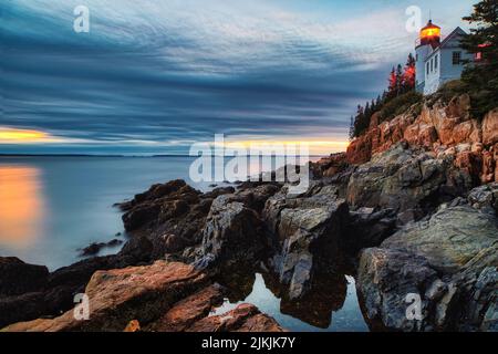 Vue sur le phare de Bass Harbor Head en soirée. Tremont, Maine, États-Unis. Banque D'Images