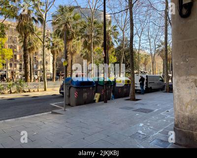 Beaucoup de poubelles sur le sideroad à Barcelone Banque D'Images