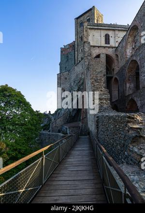 Un cliché vertical de Sacra di San Michele, région du Piémont, Italie Banque D'Images