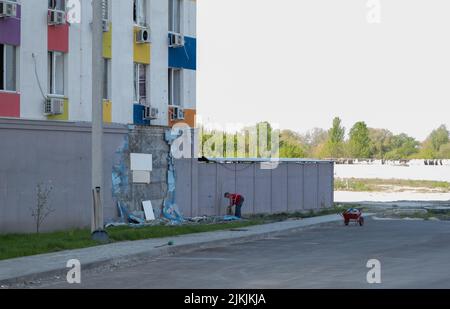 KHARKIV, UKRAINE - 04 mai 2022 : la guerre en Ukraine 2022. Détruit, bombardé et brûlé un bâtiment résidentiel après des missiles russes à Kharkiv Ukraine Banque D'Images