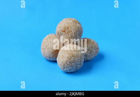 Onde onde. Cuisine indonésienne traditionnelle, isolée sur fond bleu Banque D'Images