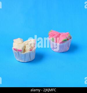 Gâteau à l'éponge cuit à la vapeur, ou nourriture bolu kukus d'indonésie. Isolé sur fond bleu Banque D'Images