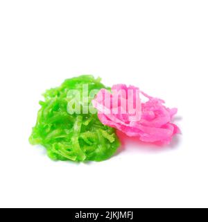 Une collation javanaise traditionnelle appelée fleur de sucre de noix de coco, isolée sur fond blanc Banque D'Images
