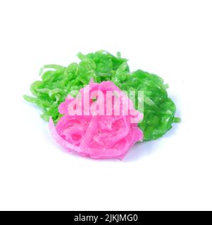Une collation javanaise traditionnelle appelée fleur de sucre de noix de coco, isolée sur fond blanc Banque D'Images