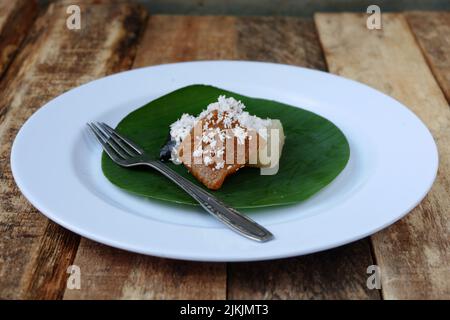 Getuk ou nourriture de manioc et de noix de coco sur une assiette et feuille de banane avec table en bois, nourriture traditionnelle de Java indonésien Banque D'Images