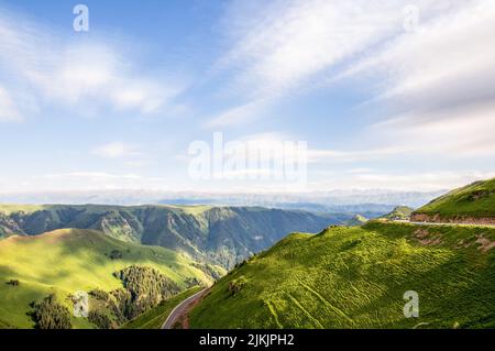 A mesmerizing view of a beautiful mountainous landscape in Xinjiang, China Banque D'Images
