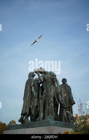 Le détail de la statue des Burghers de Calais et la Tour au coucher du soleil Banque D'Images