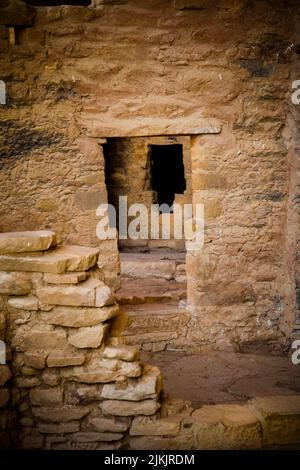 Murs en briques d'Adobe et portes aux ruines de Spruce Tree House situé dans le parc national de Mesa Verde sur le plateau du Colorado, CO. Banque D'Images