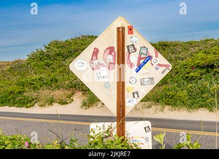 Derrière un panneau de signalisation qui a été vandalisé Banque D'Images