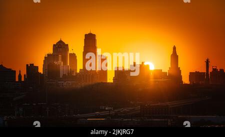 Une vue magnifique sur le lever du soleil au-dessus de Kansas City, Missouri Banque D'Images