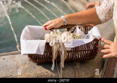 Un panier avec bracelets de fleur en fleur de fleur en fleur de fleur de fleur de fleur de fleur de fleur de fleur de fleur de fleur de Banque D'Images