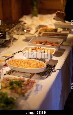 A vertical selective focus shot of a casserole with cheese at the catering food buffet table Banque D'Images