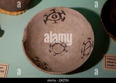 Bol en argile Anasazi peint avec des motifs de soleil décoratifs. Musée du parc national de Mesa Verde, Colorado Banque D'Images