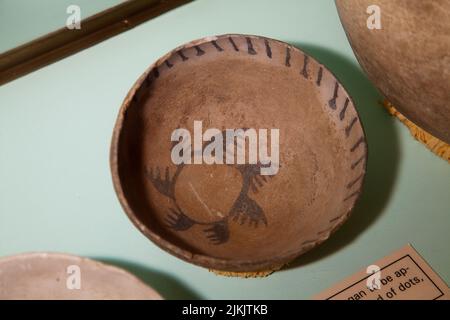 Bol en argile Anasazi peint avec motif décoratif de soleil. Musée du parc national de Mesa Verde, Colorado Banque D'Images