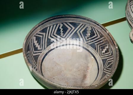 Bol en argile noir sur blanc Anasazi peint avec des motifs décoratifs. Musée du parc national de Mesa Verde, Colorado Banque D'Images