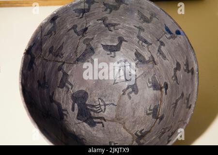 Bol en argile Anasazi peint avec des motifs décoratifs de Kokopeli le flûte joueur, un chasseur avec l'arc et la flèche et un troupeau d'oiseaux qui pourraient être des oies o Banque D'Images