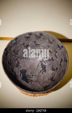 Bol en argile Anasazi peint avec des motifs décoratifs de Kokopeli le flûte joueur, un chasseur avec l'arc et la flèche et un troupeau d'oiseaux qui pourraient être des oies o Banque D'Images