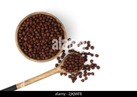 pois chiches bruns non cuits dans une cuillère en bois et un bol sur fond blanc, vue de dessus, nourriture végétalienne Banque D'Images