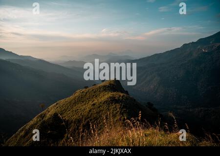 Une belle photo de Little Adam's Peak au lever du soleil au Sri Lanka Banque D'Images