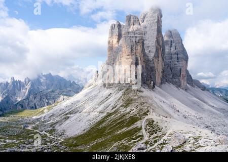 A scenic view of the snow covered Dolomites mountain's rocky peaks Banque D'Images