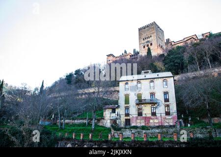 Alhambra et hôtel de rhumatisme vus de Paseo los Tristes Banque D'Images