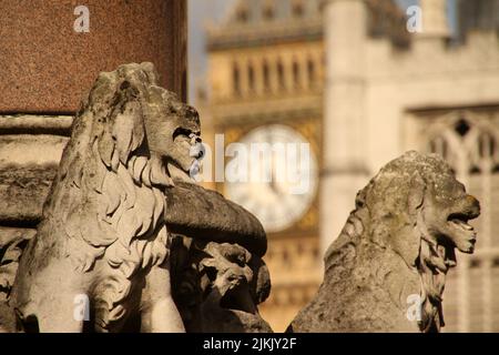 A stone sculptures of lions in London square and Big Ben tower in the background Banque D'Images