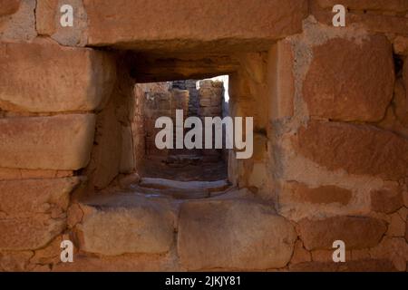 Fenêtres en briques Anasazi adobe et portes sur les ruines du temple Sun situées dans le parc national de Mesa Verde au Colorado, A.D. 1250 Banque D'Images