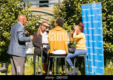 The delegates having conversation outdoors during business conference in Johannesburg Banque D'Images