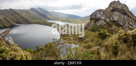 Vue panoramique sur les lacs glaciaires andins de Siecha (Lagunas de Siecha) sous ciel nuageux, Parc national naturel de Chingaza à Cundinamarca, Colombie Banque D'Images