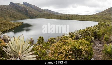 Vue panoramique sur les lacs glaciaires andins de Siecha (Lagunas de Siecha) sous ciel nuageux, Parc national naturel de Chingaza à Cundinamarca, Colombie Banque D'Images