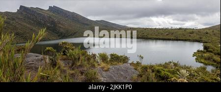 Vue panoramique sur les lacs glaciaires andins de Siecha (Lagunas de Siecha) sous ciel nuageux, Parc national naturel de Chingaza à Cundinamarca, Colombie Banque D'Images