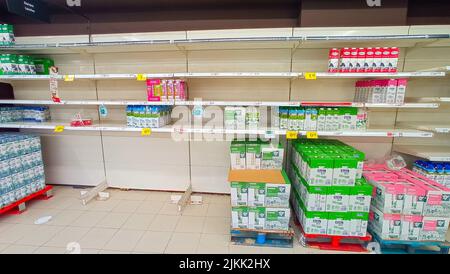 Pénuries dans les supermarchés pendant le conflit de guerre entre l'Ukraine et la Russie, les étagères sans lait Banque D'Images