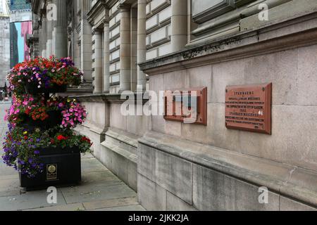 City Chambers, George Square, Glasgow, Écosse, Royaume-Uni. Glasgow mesures standard sur le mur des chambres de ville. Caractéristique habituelle du bâtiment. L'enseigne lit la norme de la mesure linéaire impériale, place sur le mur et un sentier de jonction par corporation de la ville de Glasgow 1882 Banque D'Images