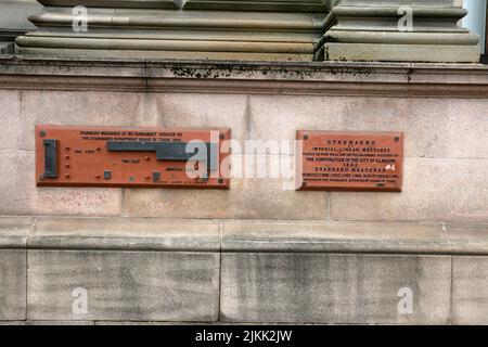 City Chambers, George Square, Glasgow, Écosse, Royaume-Uni. Glasgow mesures standard sur le mur des chambres de ville. Caractéristique habituelle du bâtiment. L'enseigne lit la norme de la mesure linéaire impériale, place sur le mur et un sentier de jonction par corporation de la ville de Glasgow 1882 Banque D'Images