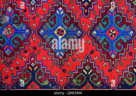 Artisanat folklorique tapis ancien. Texture tissée d'un tapis coloré fait main. Modèle ethnique. Ornements asiatiques traditionnels. Kilim. Dagestan, Russie Banque D'Images