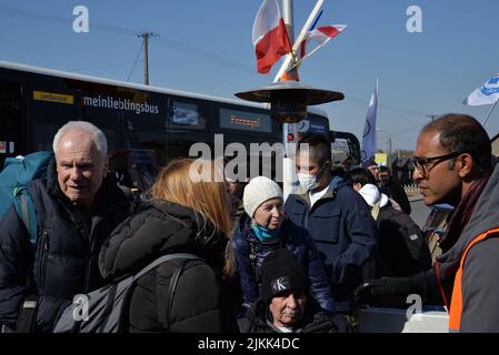 Les volontaires et les réfugiés au Centre d'accueil des réfugiés de l'Ukraine à Medyka, en Pologne. Banque D'Images