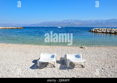 Vue sur la mer bleue et les rochers sur la côte de Brac, l'île de Croatie dans la mer Adriatique. Banque D'Images