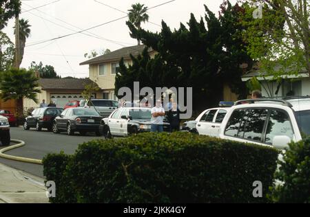 Les résidents de San Diego regardent les pompiers de San Diego qui travaillent un feu de structure dans la section de la ville de University City Banque D'Images