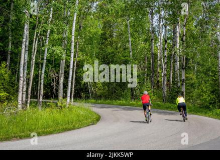 Couple à vélo dans Peninsula State Park, dans le comté de Door, Wisconsin, États-Unis Banque D'Images