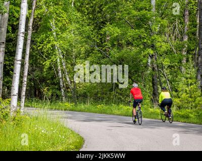 Couple à vélo dans Peninsula State Park, dans le comté de Door, Wisconsin, États-Unis Banque D'Images